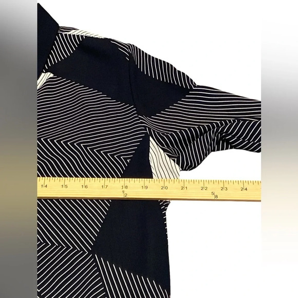 ⚫️ Chicos geometric design black and white tunic size 2 Chicos sizing (12/14) - Picture 7 of 7